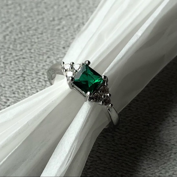 Emerald Colour Square Cut Stone ~ Stainless Steel Ring ~ Women’s Size 7 - Picture 11 of 11